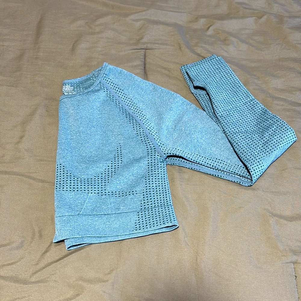 Cropped workout top with thumb holes